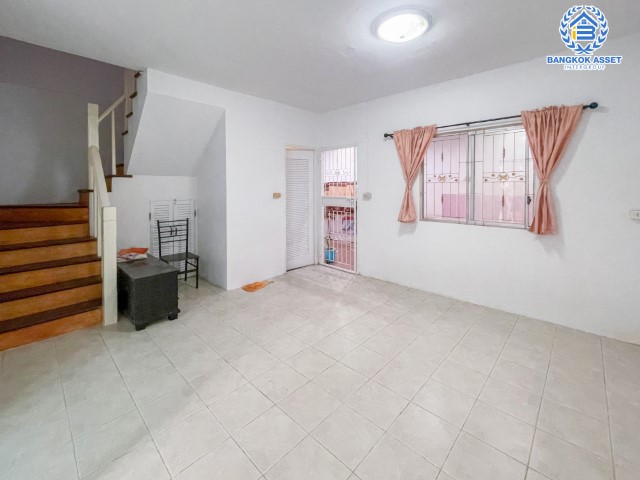 ทาวน์เฮ้าส์มือสองย่านนนทบุรี ม.พฤกษา37 กาญจนาภิเษก บนเนื้อที่ 16 ตร.ว. ฟังก์ชัน 3 ห้องนอน 2 ห้องน้ำ 1 ที่จอดรถ แถมฟรี! 1 เครื่องปรับอากาศ บ้านสภาพดี น่าอยู่ เชื่อมต่อถนนกาญจนาภิเษก ใกล้จุดขึ้นทางด่วน "ศรีรัช" และรถไฟฟ้าสายสีม่วง "สถานีสามแยกบางใหญ่" จองเลย